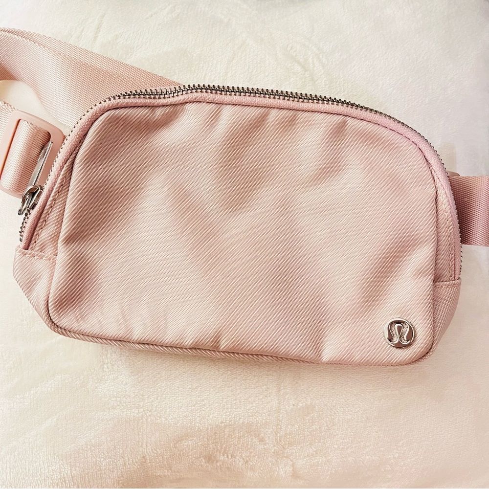 Lululemon Everywhere Belt Bag Misty Pink